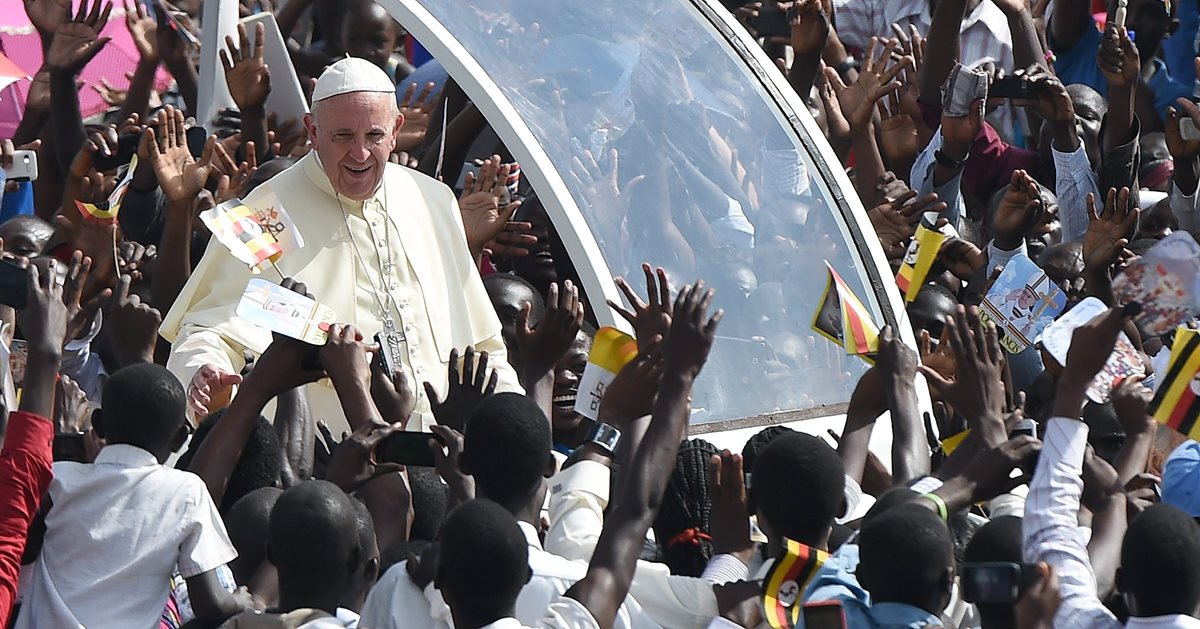 Ugandeses reciben al papa Francisco. (Foto Prensa Libre: EFE)