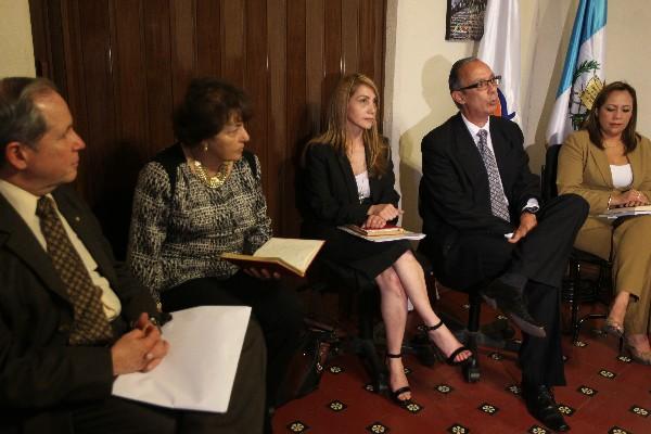 Cordón —centro— pide explicaciones al Gobierno.