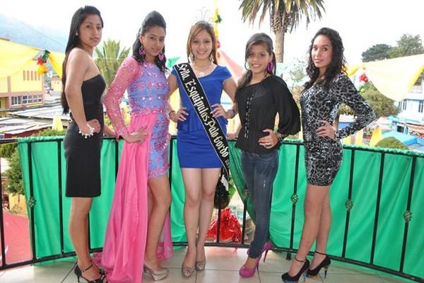 Jacquelin Rocío Barrios, reina saliente,  -al centro- acompaña a las cuatro candidatas a Reina de la Feria de Esquipulas Palo Gordo. (Foto Prensa Libre: Aroldo Marroquín) 