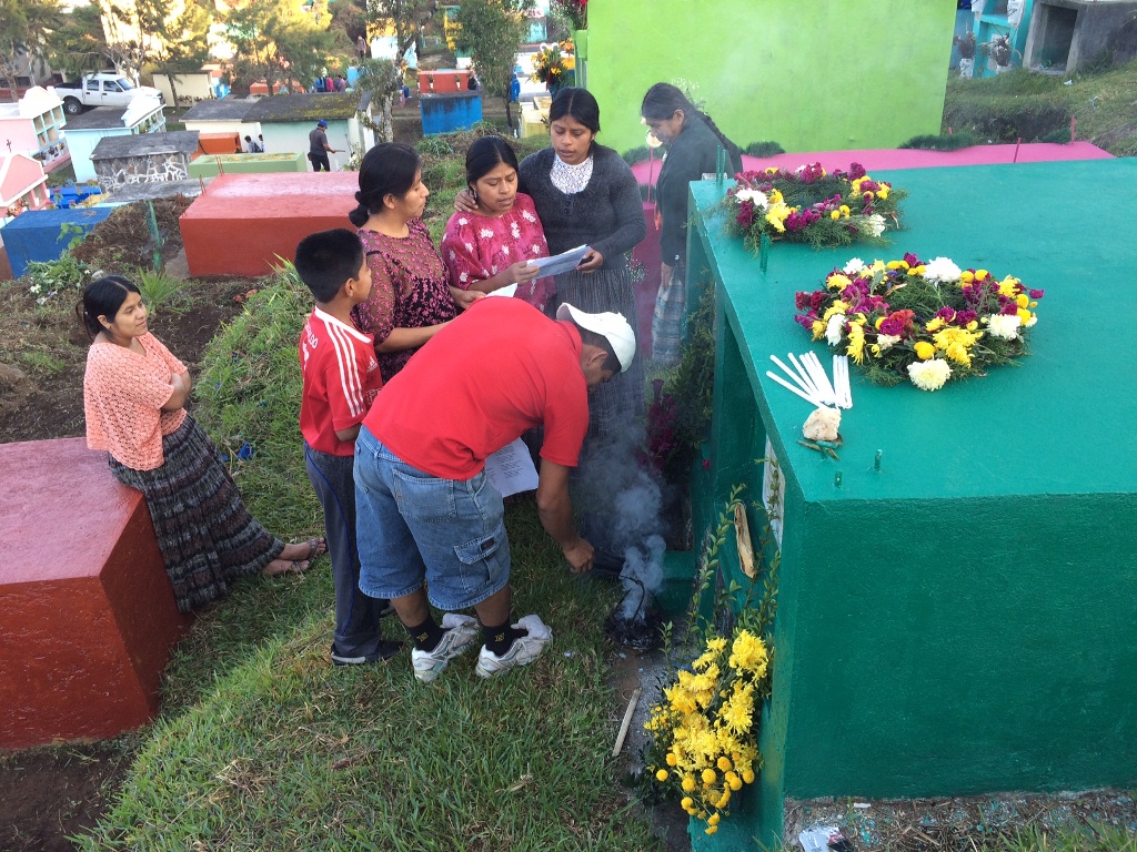 Familia adorna tumba de sus seres queridos en Cobán, Alta Verapaz. (Foto Prensa Libre: Eduardo Sam)