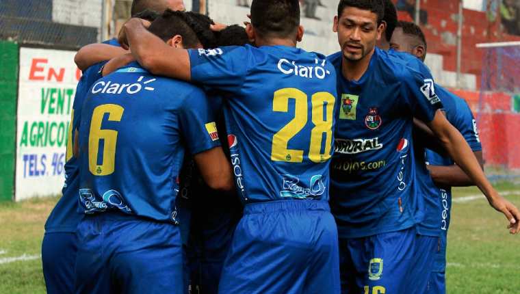 Los jugadores de Municipal celebran el gol anotado por el Cristian Jiménez. (Foto Prensa Libre: Édgar Domínguez)