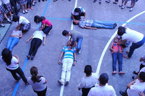 Estudiantes participan en el simulacro de terremoto efectuado en el Instituto Rafael Arévalo Martínez en Coatepeque. (Foto Prensa Libre: Édgar Girón)