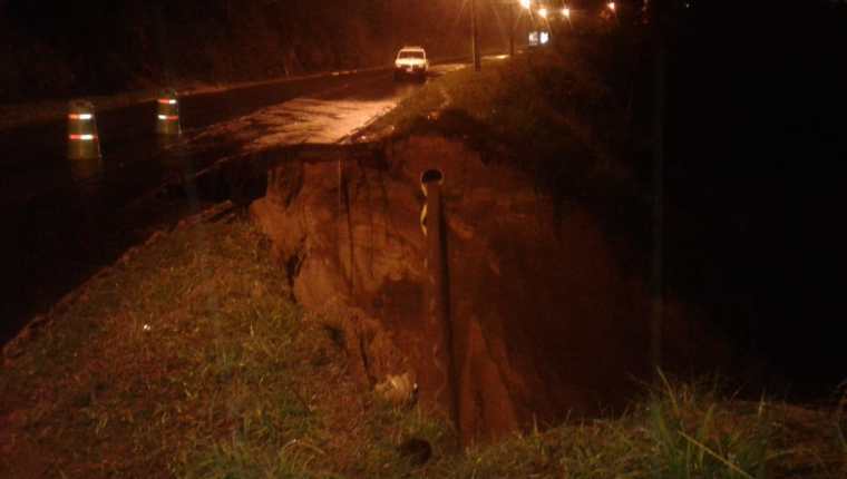 El paso de vehículos hacia San Cristóbal está interrumpido en el km 13.5 de la ruta al Pacífico, debido a un socavamiento causado por la lluvia. (Foto Prensa Libre: Dalia Santos)