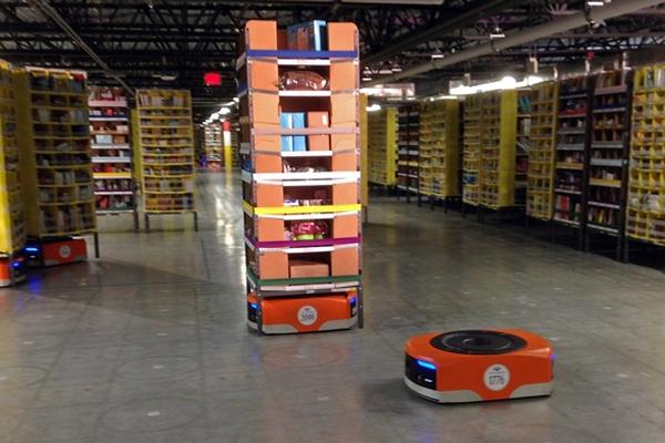 Amazon active 15 mil robots con ruedas para que se desplacen con mercadería en sus bodegas (Foto Prensa Libre: AP).