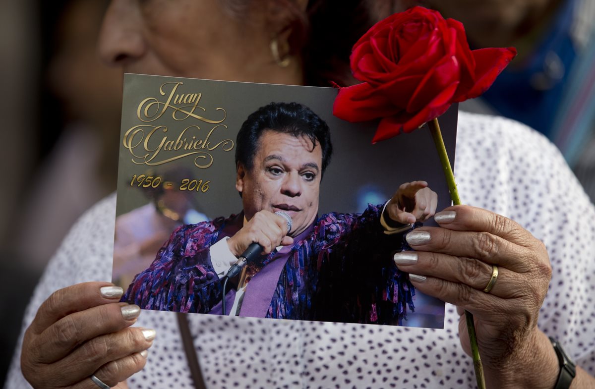 Admiradores de Juan Gabriel podrán darle el último adiós en el homenaje que preparan familiares del artista. (Foto Prensa Libre: AP)