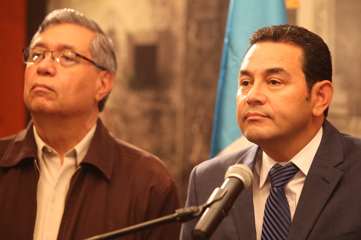 El candidato presidencial de FCN-Nación Jimmy Morales junto a su compañero de fórmula Jafet Cabrera, al inicio de su campaña por la segunda vuelta electoral. (Foto Prensa Libre:Esbin García)