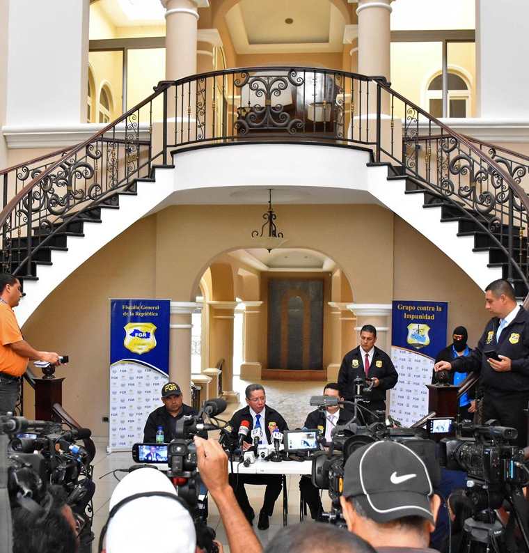 El fiscal general de El Salvador, Douglas Melendez (c) ofrece una conferencia de prensa en una de las propiedades confiscadas Antonio Saca, en San Salvador. (AFP)