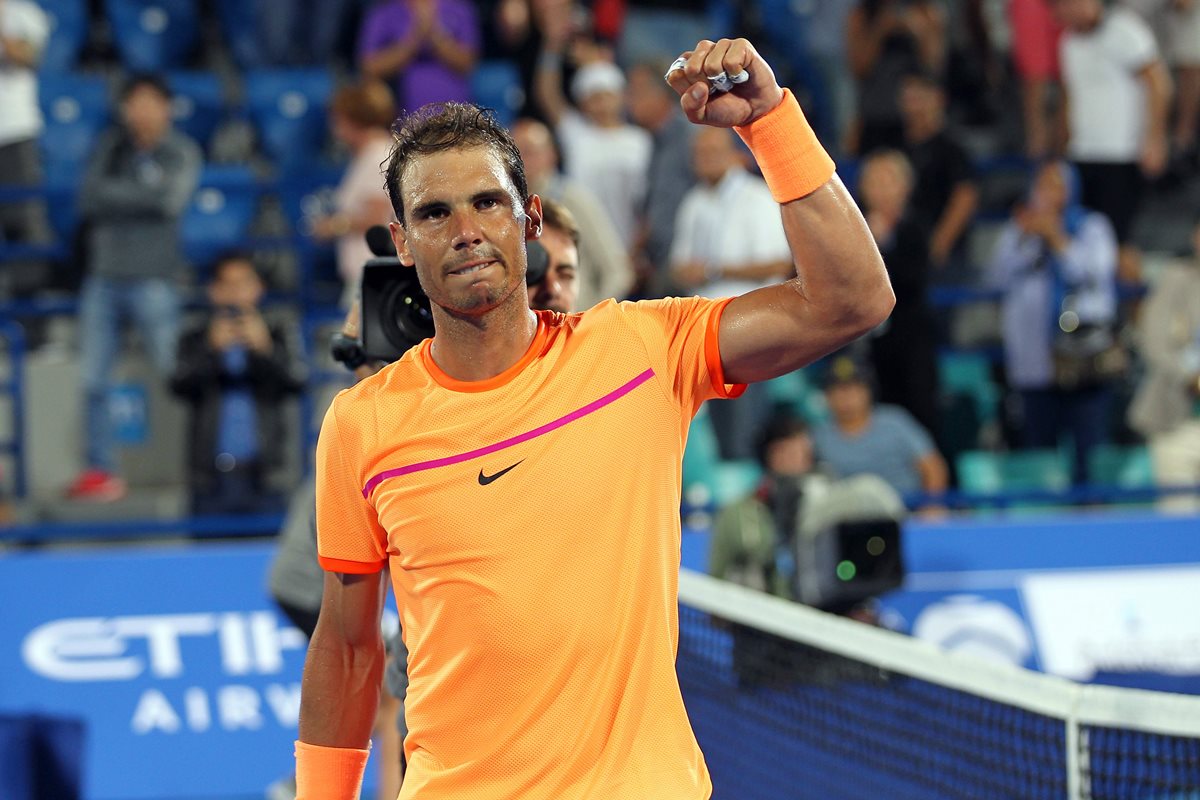 Rafael Nadal festeja al derrotar a Milos Raonic y avanzar a la final en Abu Dhabi. (Foto Prensa Libre: AFP)