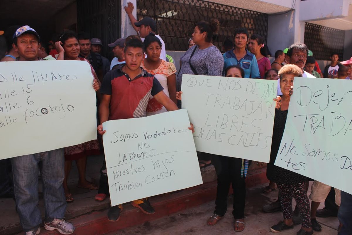 Vendedores de la cabecera de Jutiapa muestran pancartas para oponerse a ser desalojados. (Foto Prensa Libre: Óscar González)