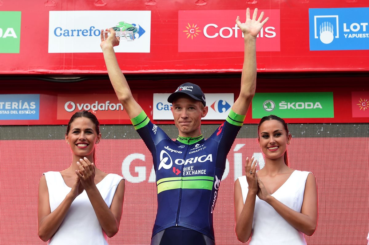 Nielsen alza los brazos y festeja su etapa en la Vuelta a España. (Foto Prensa Libre: AFP)