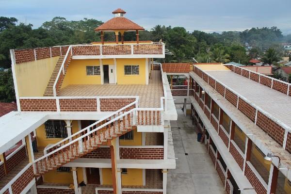 Este inmueble alquilado alberga 36 oficinas de Educación,  en Puerto Barrios, Izabal.