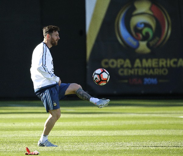 El astro argentino, Lionel Messi es la estrella de la Copa América Centenario. (Foto Prensa Libre: AP)