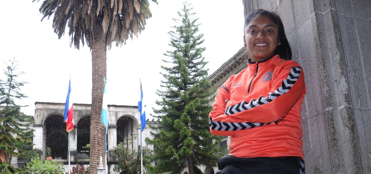 Madelyn Ventura posa con el uniforme del Zaragoza FCC en la Municipalidad de Quetzaltenango, durante su estadía en la ciudad altense. (Foto Prensa Libre: Raúl Juárez)