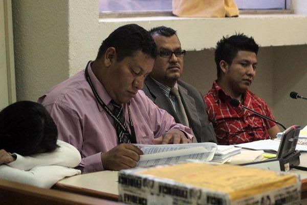 Mario Roberto López, quien fue condenado por la muerte de su hijastro, -de camisa roja-, escucha le decisión del Tribunal de Sentencia de Jalapa. (Foto Prensa Libre: Hugo Oliva) 