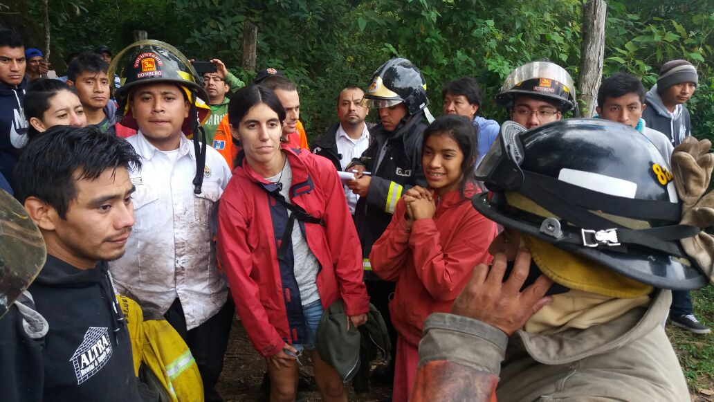 Socorristas y pobladores de Antigua Guatemala localizan a turistas extraviados. (Foto Prensa Libre: Renato Melgar)