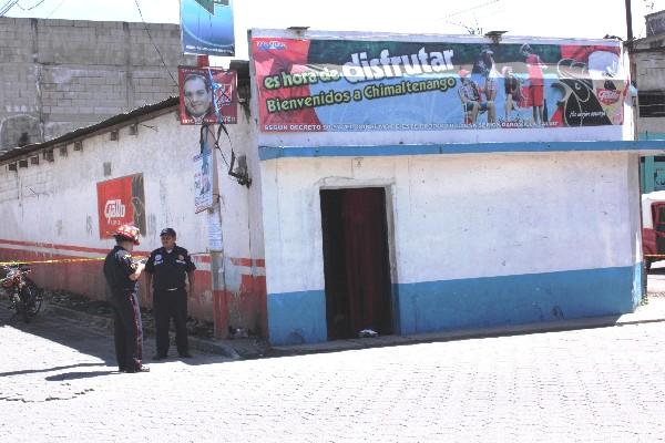 Este  es el bar donde fue ultimado  Mario  Saguach, cuyo cuerpo yace   en la  entrada del negocio.