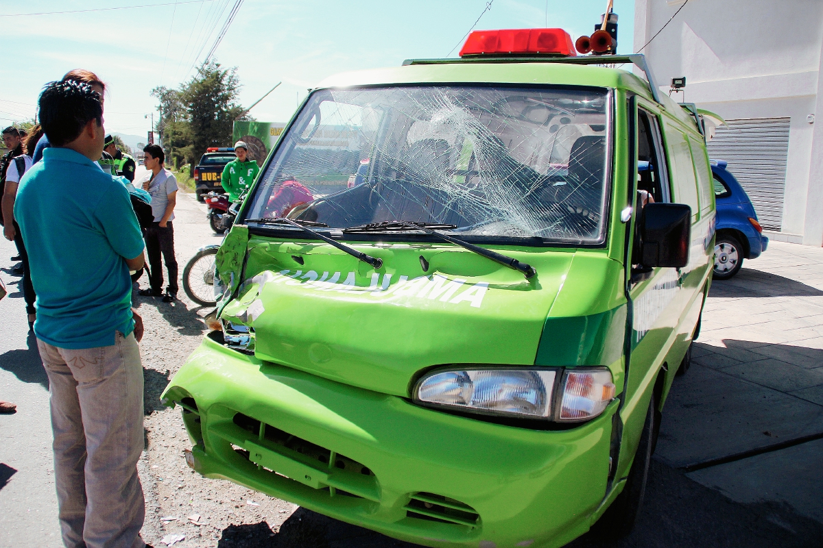 Ambulancia en la que viajaban la víctima y los socorristas que resultaron heridos, en Huehuetenango. (Foto Prensa Libre: Mike Castillo)