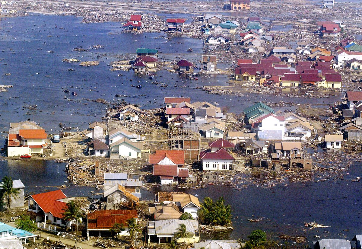 Foto aérea de la devastación causada por el tsunami en Banda Aceh, Indonesia. (Foto: AFP)