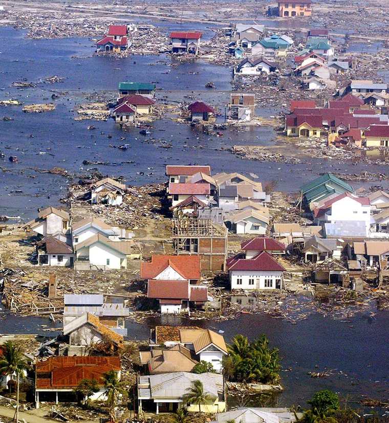 Foto aérea de la devastación causada por el tsunami en Banda Aceh, Indonesia. (Foto: AFP)