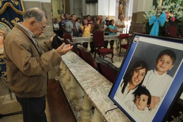 familiares y amigos de Cristina Siekavizza oran en  la Catedral Metropolitana.
