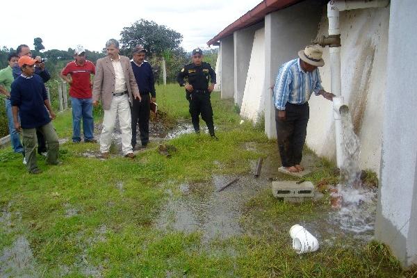 Autoridades municipales  de Santa Cruz del  Quiché evalúan los daños ocasionados en la tubería y el  tanque de captación situado en cantón Xatinap Primer Centro.