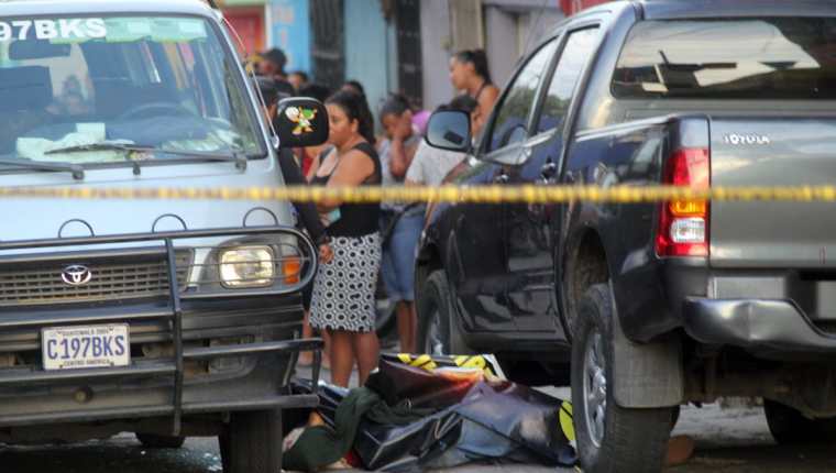 El cadáver del piloto quedó entre el microbús de pasajeros y otro vehículo. (Foto Prensa Libre: Hugo Oliva)