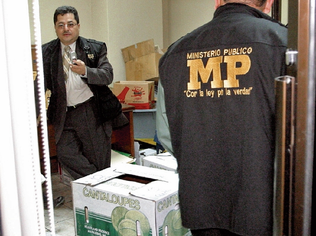 El 19 de octubre de 2006, las autoridades ordenaron la intervención de Grupo Financiero del País. (Foto Prensa Libre: VICTORINO TEJAXUN)