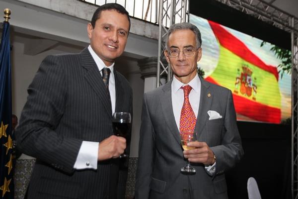 Ministro de Relaciones Exteriores de Guatemala, Carlos Raúl Morales Moscoso,  y el embajador de España, Manuel María Lejarreta. (Foto Prensa Libre: Edwin Castro)