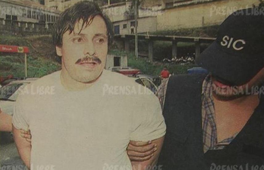 Rigoberto Antonio Morales Barrientos, alias Rigorrico, cuando fue recapturado en Mixco en 2001. (Foto Prensa Libre: Hemeroteca PL).