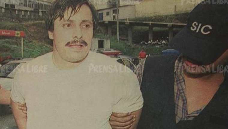 Rigoberto Antonio Morales Barrientos, alias Rigorrico, cuando fue recapturado en Mixco en 2001. (Foto Prensa Libre: Hemeroteca PL).