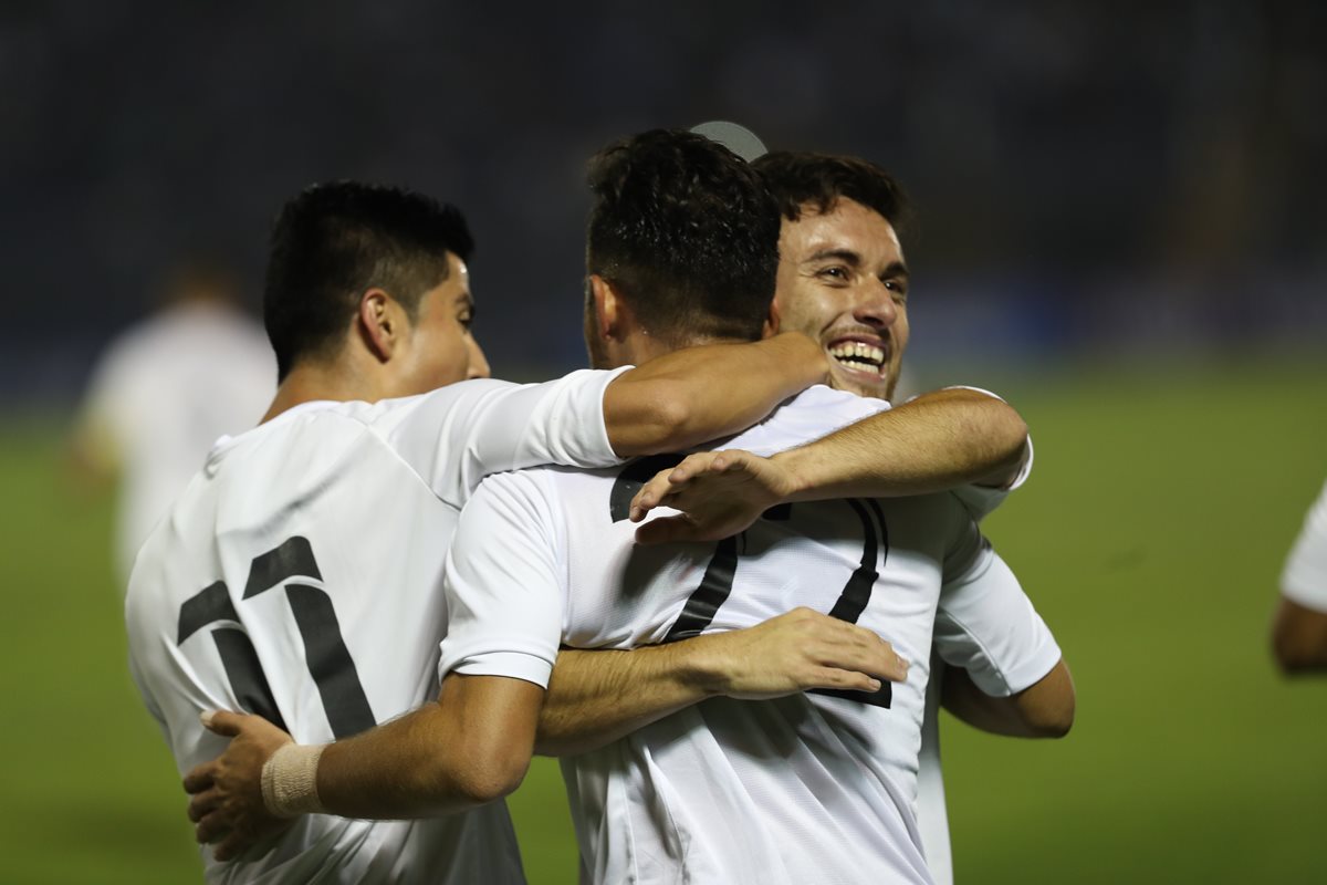 Así festejaron los jugadores de la Selección Nacional después del gol de Wilson Pineda. (Foto Prensa Libre: Francisco Sánchez)