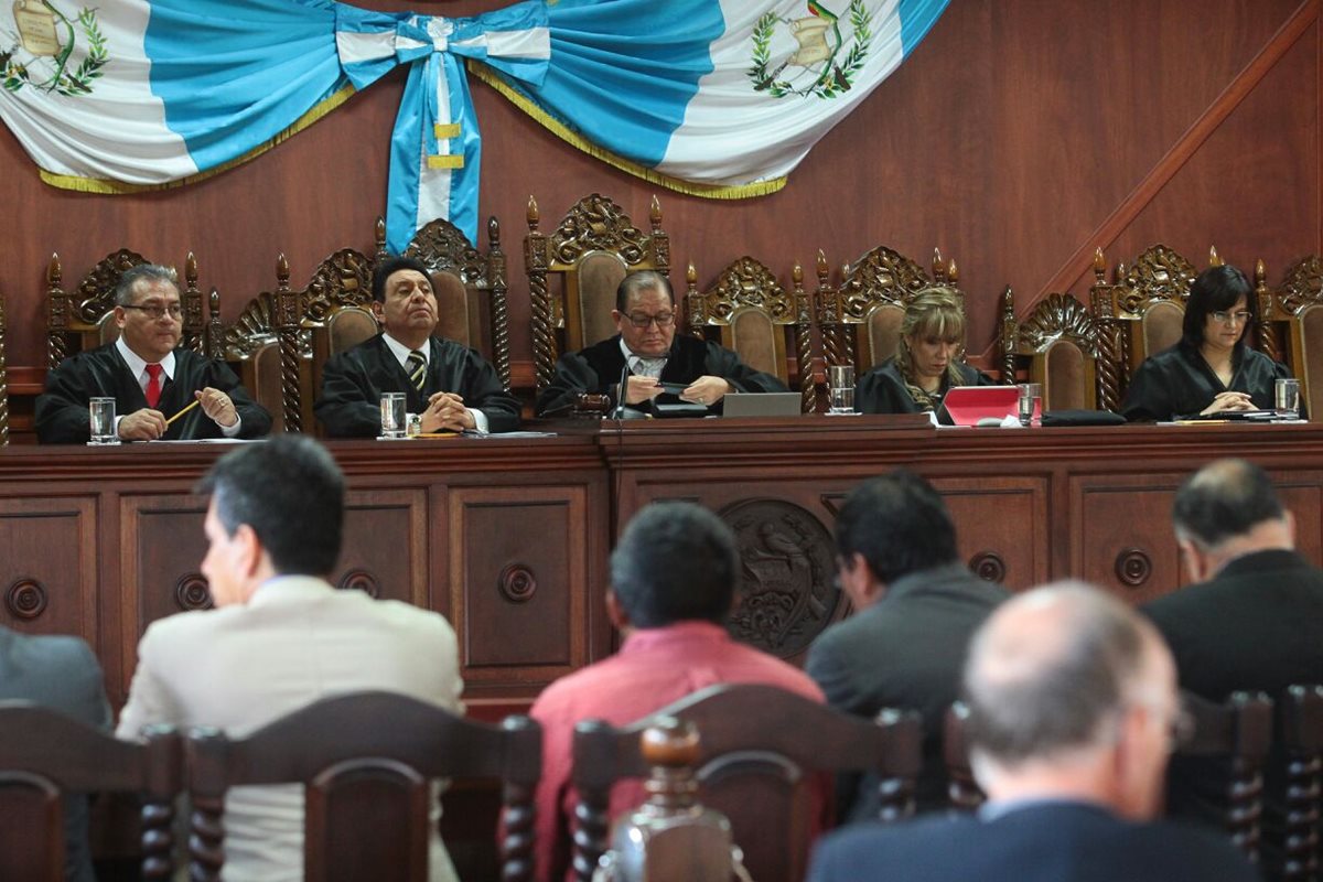 Magistrados de la CC escuchan los argumentos, durante la vista pública por antejuicio contra diputado Édgar Ovalle. (Foto Prensa Libre: Álvaro Interiano)