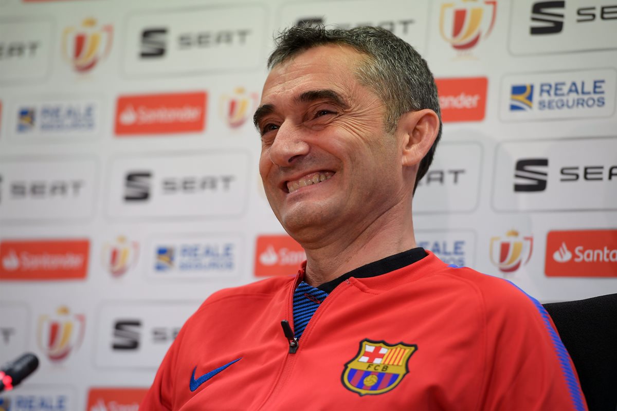 El técnico catalán Ernesto Valverde sonríe durante la conferencia de prensa del Barcelona, previo a la final de la Copa del Rey contra el Sevilla. (Foto Prensa Libre: AFP)