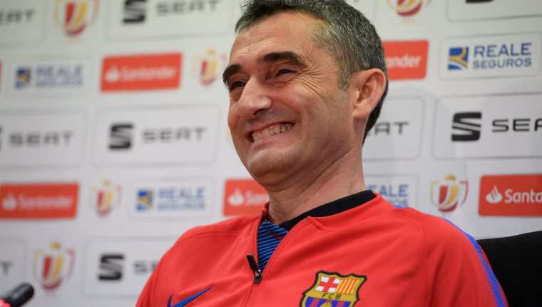 El técnico catalán Ernesto Valverde sonríe durante la conferencia de prensa del Barcelona, previo a la final de la Copa del Rey contra el Sevilla. (Foto Prensa Libre: AFP)