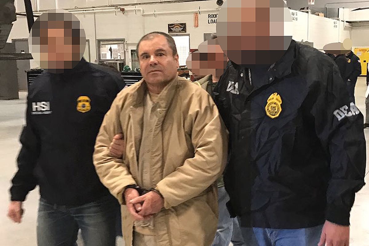 Joaquín Guzmán "el Chapo" Guzmán (C) escoltado por la policía mexicana cuando es extraditado a Estados Unidos.(Foto Prensa Libre:AFP).