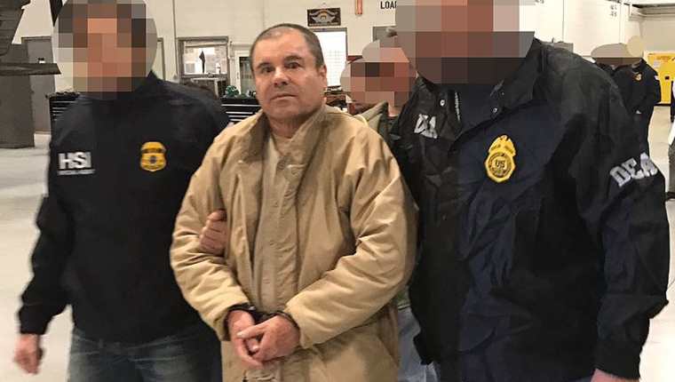 Joaquín Guzmán "el Chapo" Guzmán (C) escoltado por la policía mexicana cuando es extraditado a Estados Unidos.(Foto Prensa Libre:AFP).