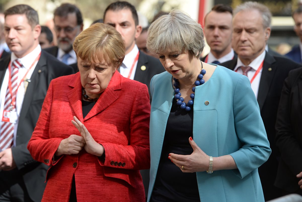 Angela Merkel,(i) habla con Theresa May durante la cumbre de la UE en Valeta,Malta.(Foto Prensa Libre: AP).