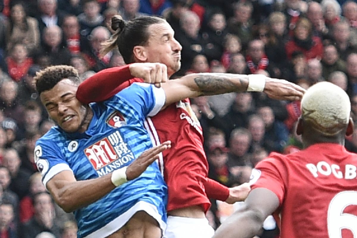 Zlatan Ibrahimovic fue captado cuando le da un codazo a Tyrone Mings. (Foto Prensa Libre: AFP)
