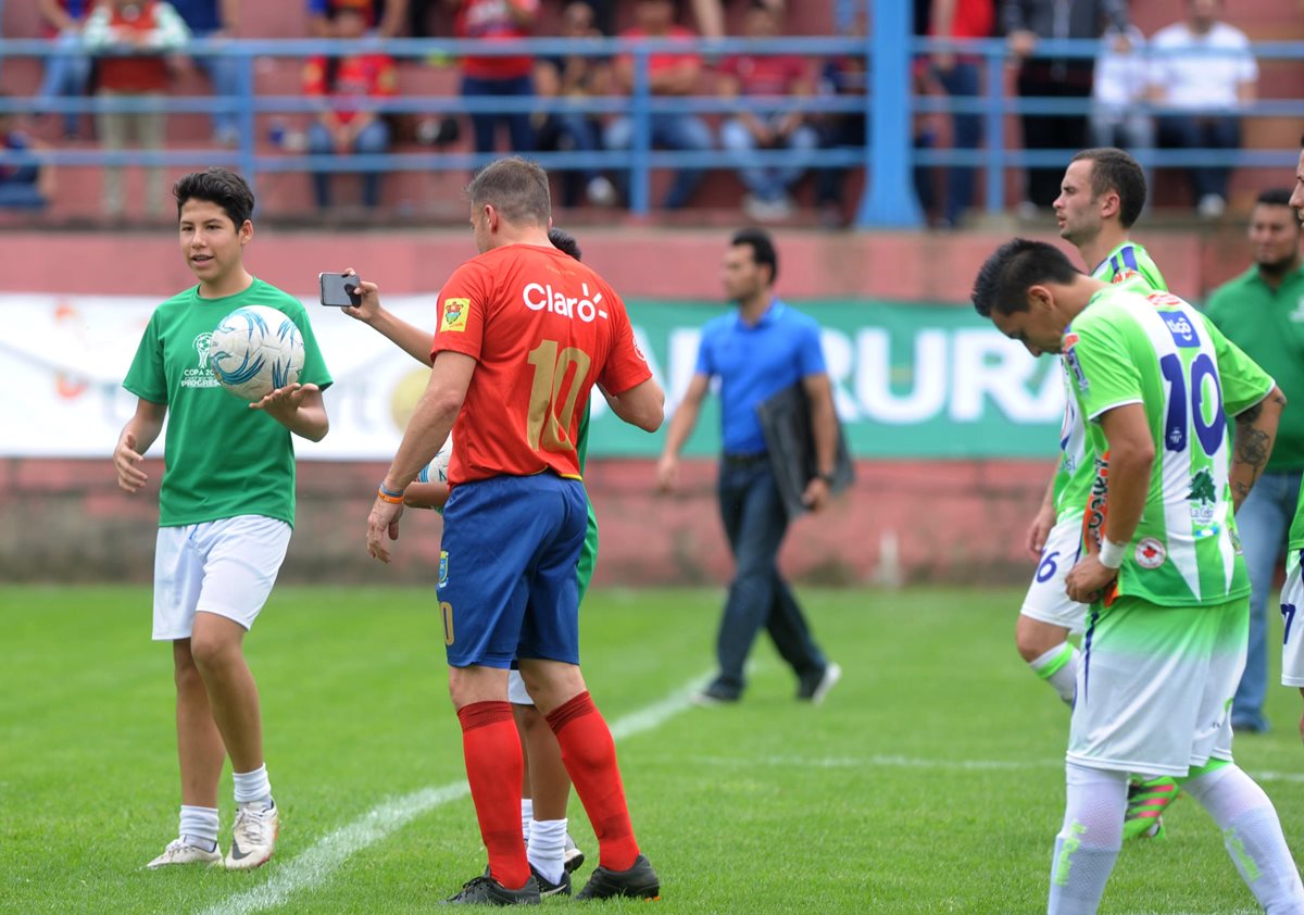 Un alcanza pelotas se fotografía con Del Piero, en la cancha de El Trébol. (Foto Prensa Libre: Edwin Fajardo)