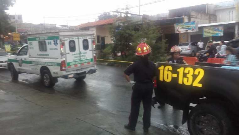 La Policía Nacional Civil (PNC) auxilia a piloto atacado pero muere en la patrulla. (Foto Prensa Libre:Bomberos Municipales Departamentales de Ciudad Quetzal)