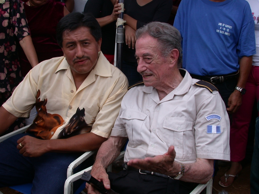 El actor Mario Almada estuvo presto para apoyar los proyectos fílmicos del productor y actor guatemalteco, Walter Villatoro, -izquierda-. (Foto Prensa Libre: Edgar Girón).