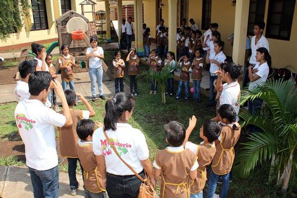 Un grupo de niños participa en un juego didáctico, durante actividad organizada en Reu.