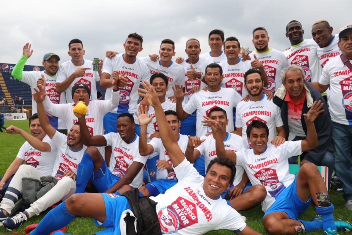 Los jugadores de Iztapa celebran el ascenso a la Liga Nacional, después de clasificar a la final de la Primera División. (Foto Prensa Libre: Raúl Juárez)