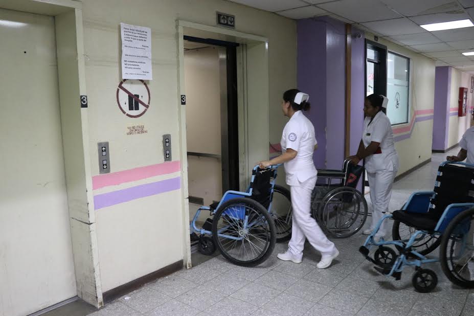 Enfermeras utilizan el único ascensor disponible para trasladar a los pacientes a otros pisos. (Foto Prensa Libre: María Longo)