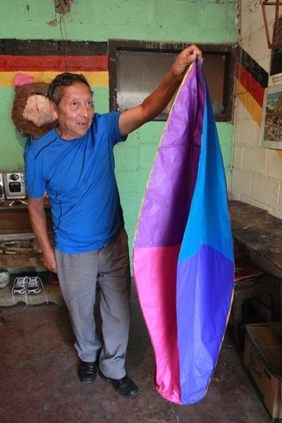 El antigüeño de nacimiento posa con una de sus obras de arte. (Foto Prensa Libre: Estuardo Paredes)