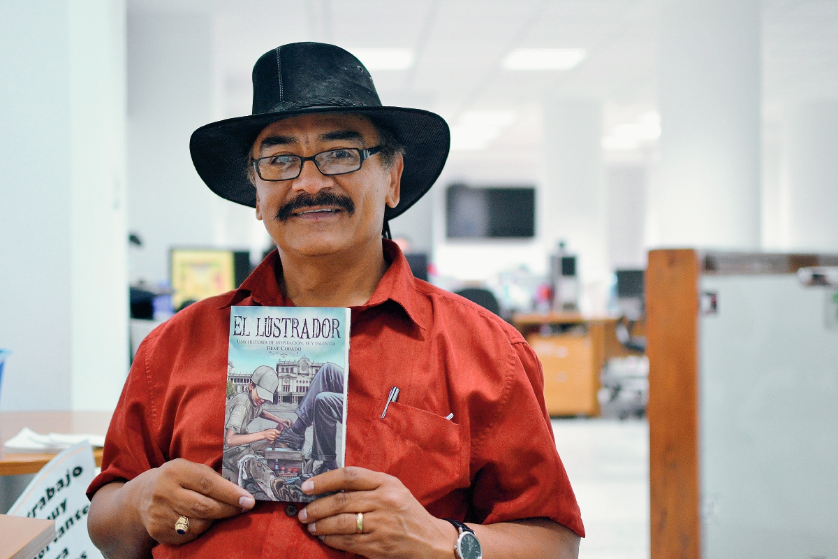 José Corado presenta su libro El Lustrador, en la Librería Sophos. (Foto Prensa Libre: Ángel Elías)