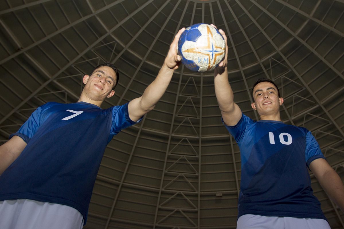 Los hermanos Víctor y Mynor Morales fueron fundamentales para que Guatemala triunfara en el campeonato centroamericano. (Foto Prensa Libre: Norvin Mendoza)
