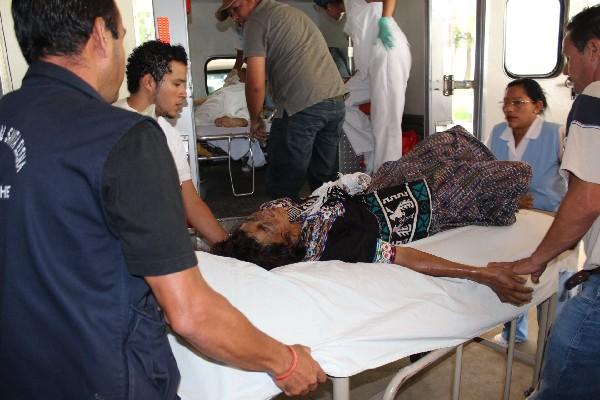 Mujer herida en accidente de tránsito es ingresada al hospital de Joyabaj, Quiché.