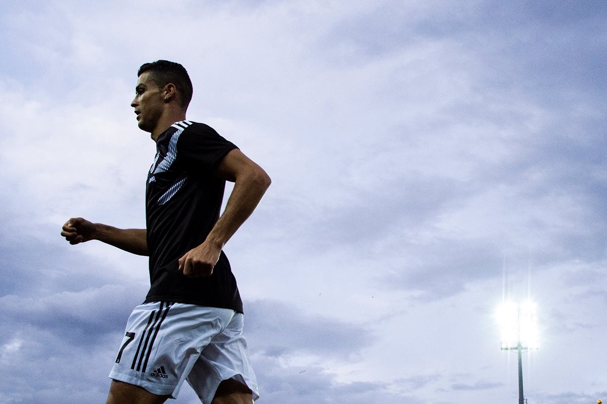 Cristiano Ronaldo asegura que no fichó por la Juventus por dinero. (Foto Prensa Libre: AFP)
