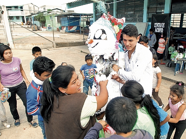 Colaboradores de Cáritas Guatemala celebran un convivio con los vecinos afectados. (Foto Prensa Libre: Alvaro Interiano)